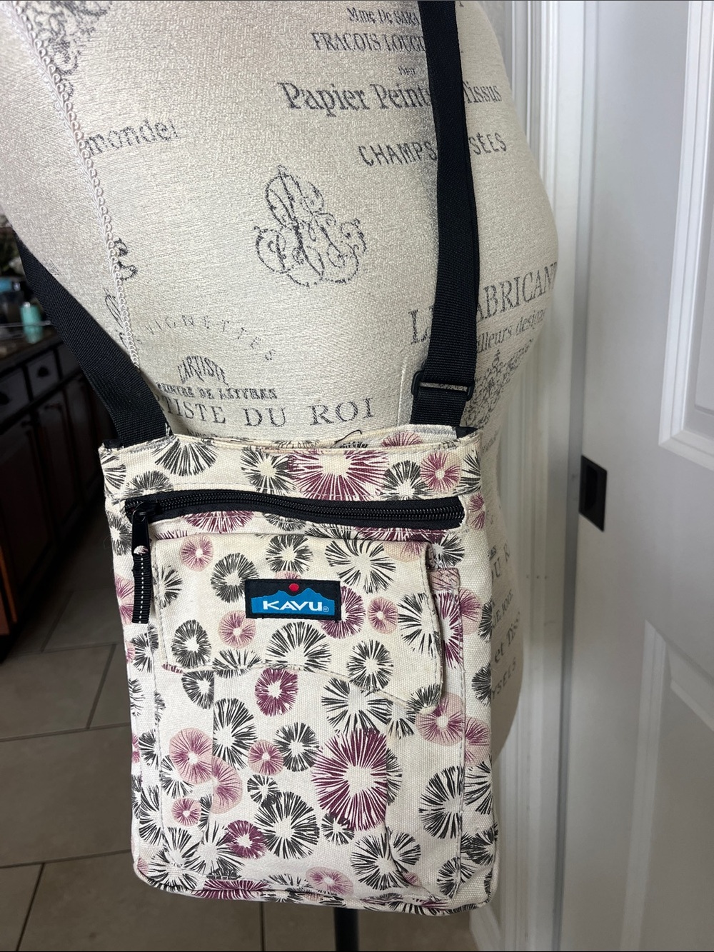 EUC Kavu beige crossbody outdoor hiking bag w/matching wallet & coin purse set